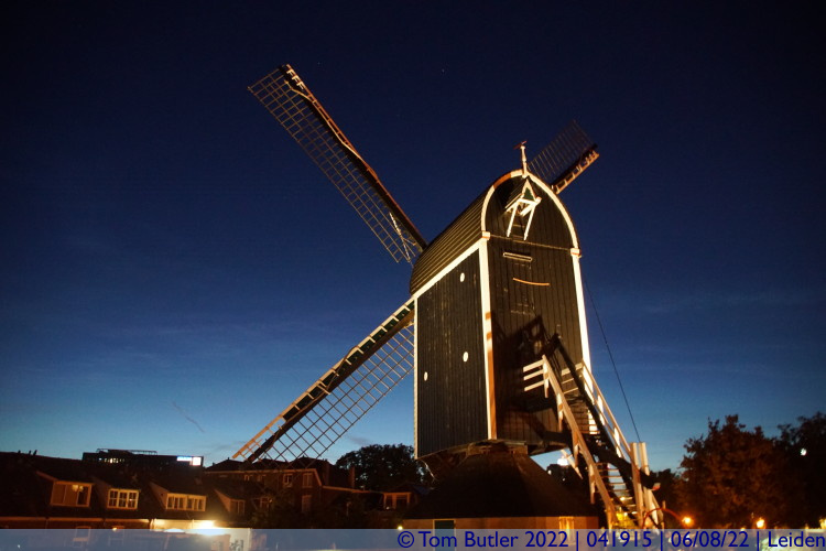 Photo ID: 041915, Molen de Put at night, Leiden, Netherlands