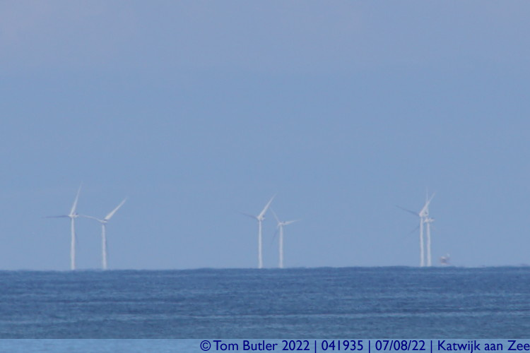 Photo ID: 041935, Modern wind farm, Katwijk aan Zee, Netherlands