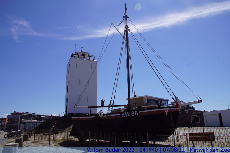 Photo ID: 041940, Lighthouse and ship, Katwijk aan Zee, Netherlands