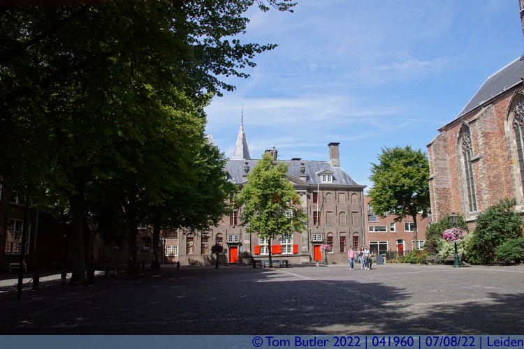 Photo ID: 041960, Standing in Pieterskerkhof, Leiden, Netherlands