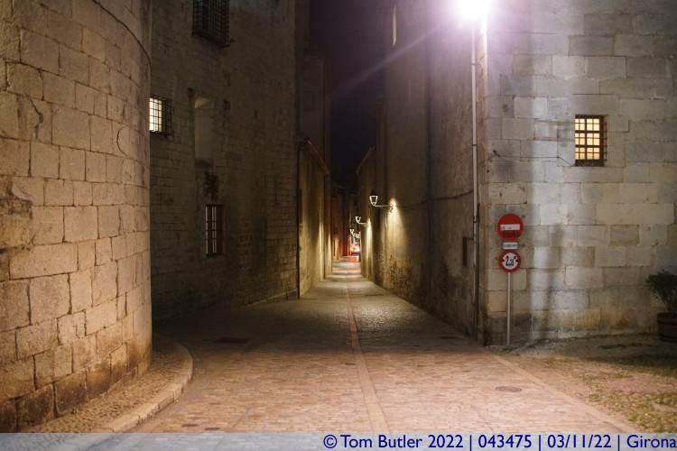 Photo ID: 043475, Narrow Roads of the old town, Girona, Spain
