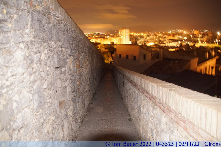 Photo ID: 043523, Walking down the walls, Girona, Spain