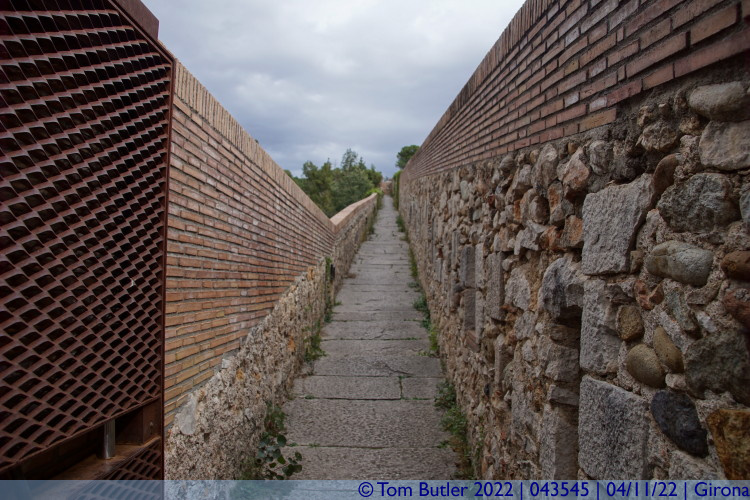 Photo ID: 043545, On the walls, Girona, Spain