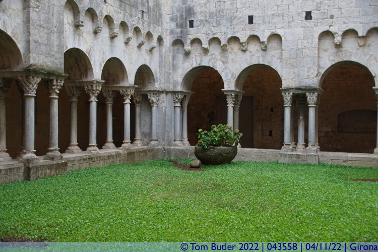 Photo ID: 043558, Monastery Cloister, Girona, Spain
