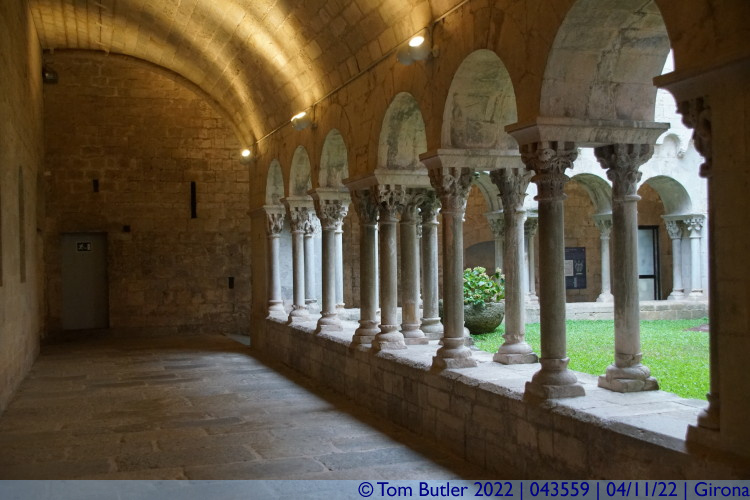 Photo ID: 043559, In the cloister, Girona, Spain
