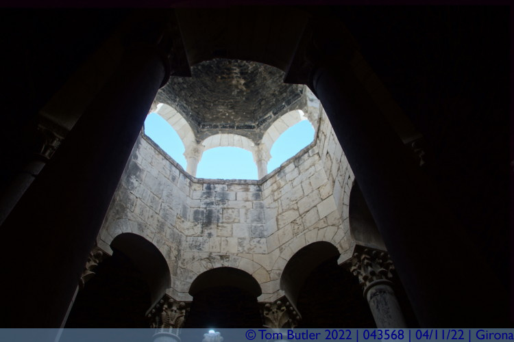 Photo ID: 043568, Under the lantern, Girona, Spain