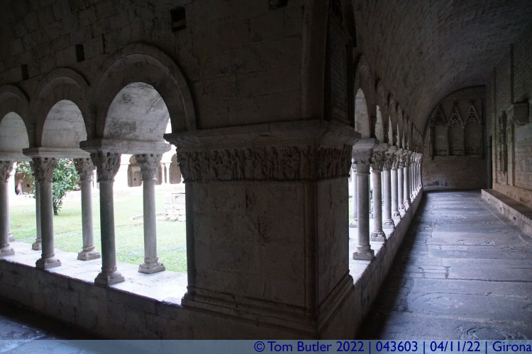 Photo ID: 043603, In the cloister, Girona, Spain