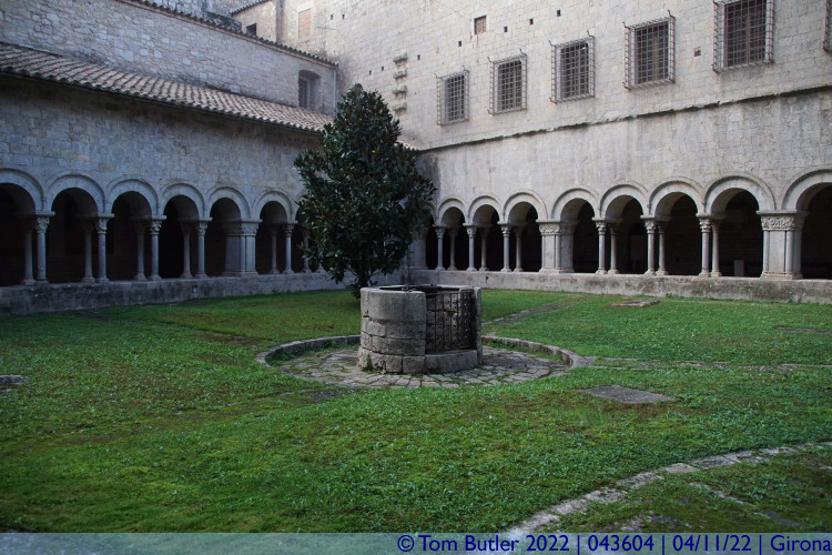 Photo ID: 043604, Centre of the cathedral cloister, Girona, Spain