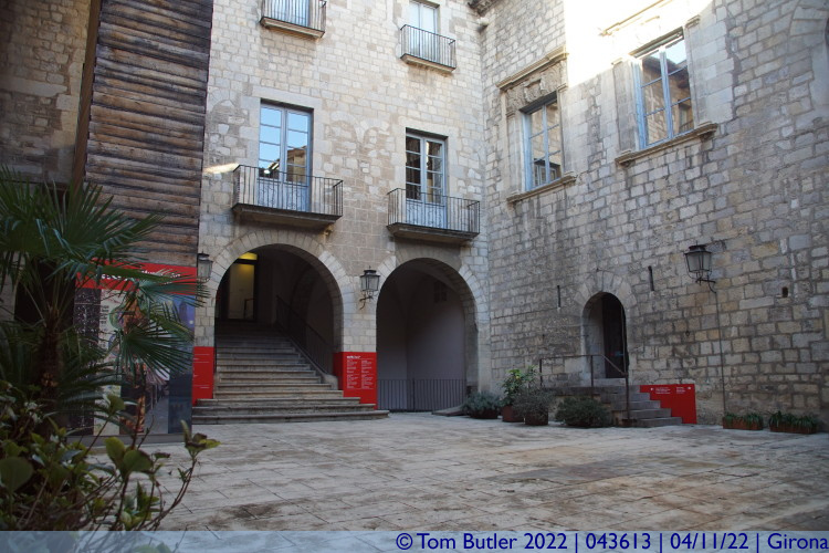 Photo ID: 043613, Entering the palace, Girona, Spain