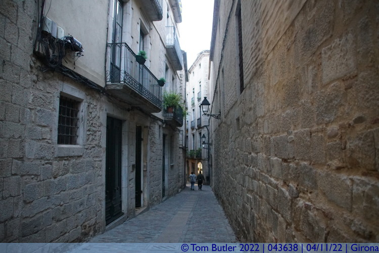 Photo ID: 043638, Narrow Roads of the old town, Girona, Spain