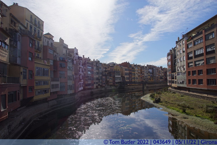 Photo ID: 043649, Looking up the river, Girona, Spain