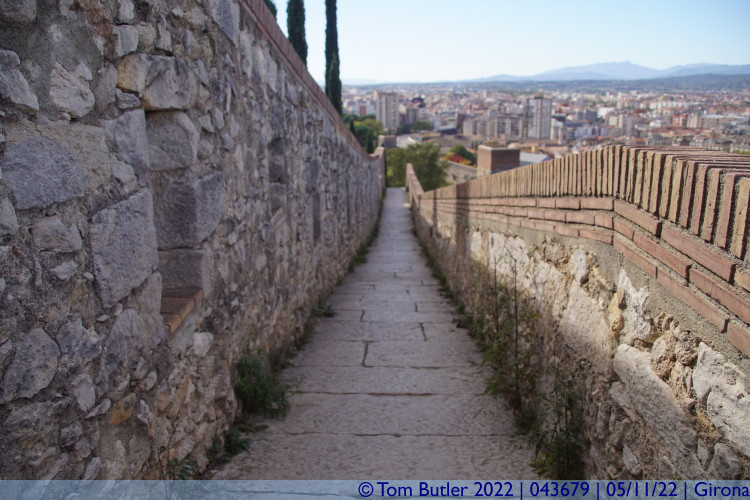 Photo ID: 043679, Walking down the walls, Girona, Spain