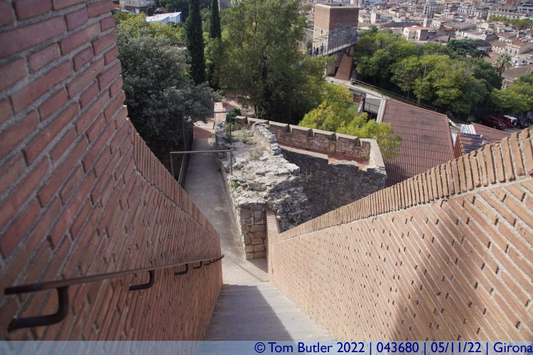 Photo ID: 043680, Descending down the walls, Girona, Spain