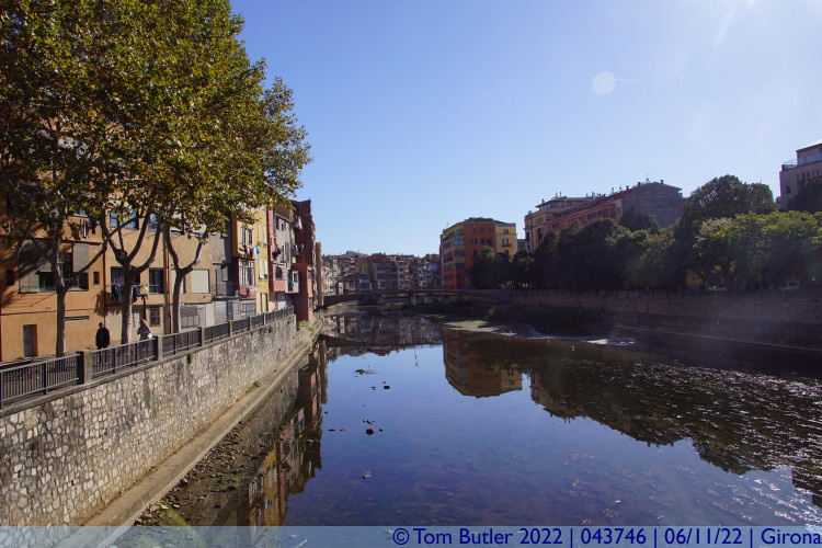 Photo ID: 043746, Looking up the river, Girona, Spain