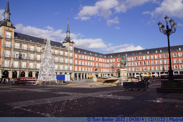 Photo ID: 043814, View across the square, Madrid, Spain