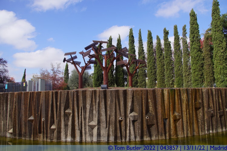 Photo ID: 043857, Fuente del nuevo acceso al Parque Juan Carlos I, Madrid, Spain