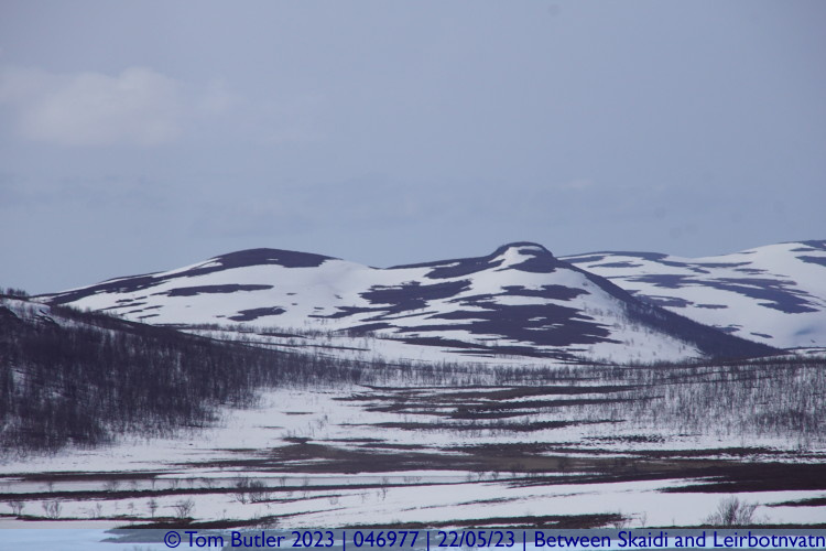Photo ID: 046977, Snow covered peaks, Between Skaidi and Leirbotnvatn, Norway
