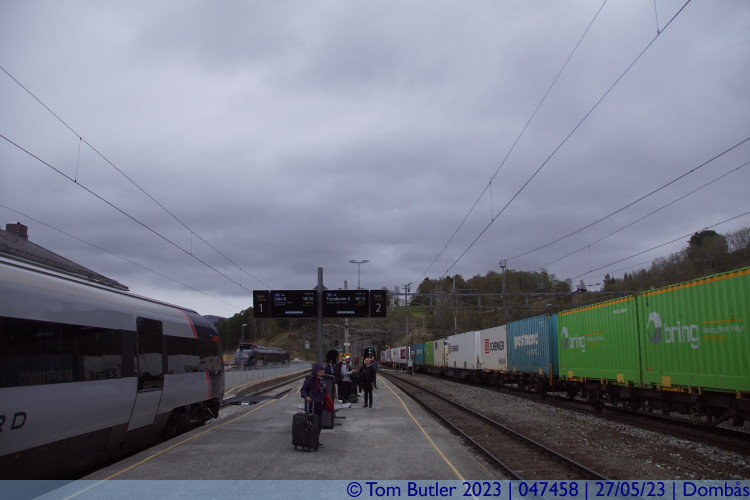 Photo ID: 047458, Waiting for the trains to pass, Dombs, Norway