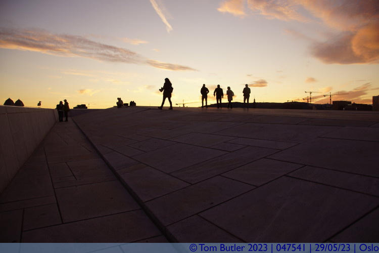 Photo ID: 047541, Climbing the roof, Oslo, Norway