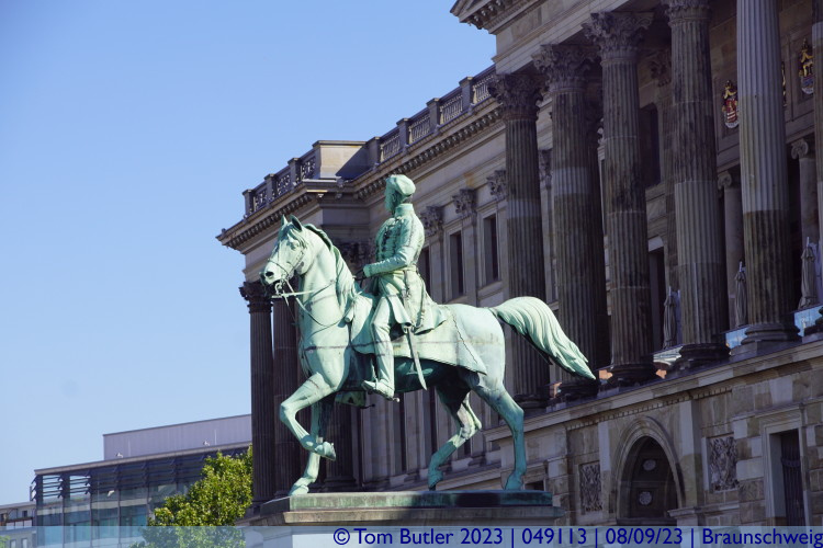 Photo ID: 049113, Statue in front of the palace, Braunschweig, Germany