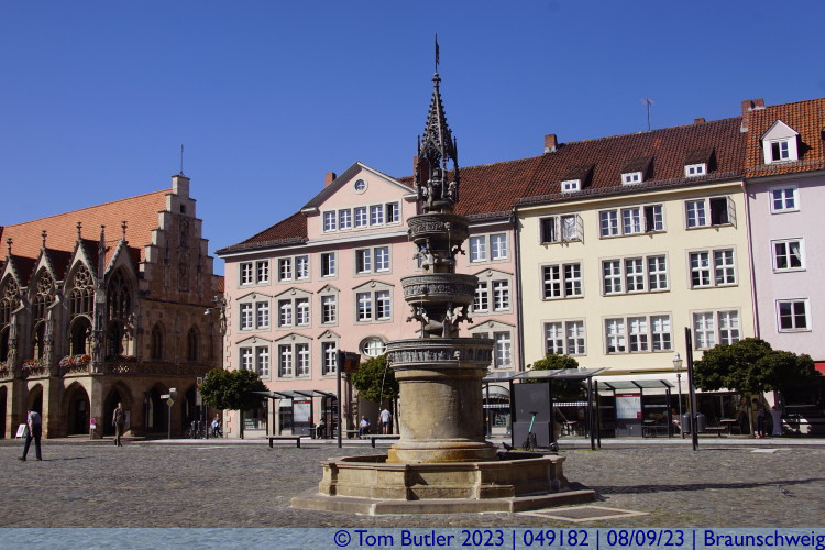 Photo ID: 049182, Fountain in the market square, Braunschweig, Germany
