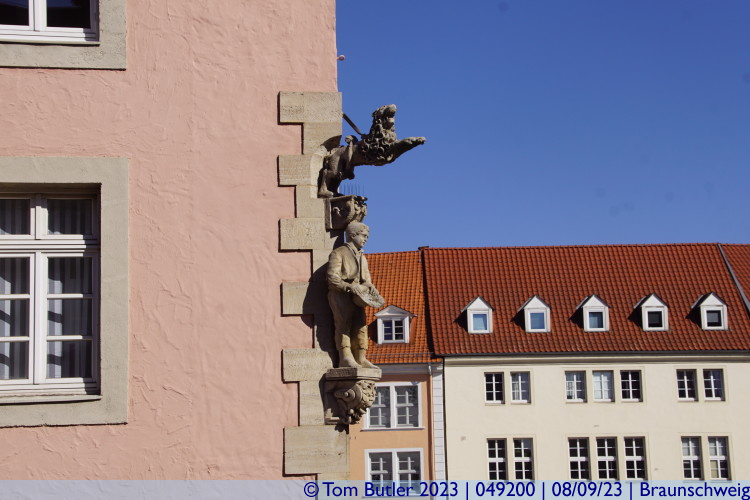 Photo ID: 049200, Decoration on a building opposite the Town Hall, Braunschweig, Germany