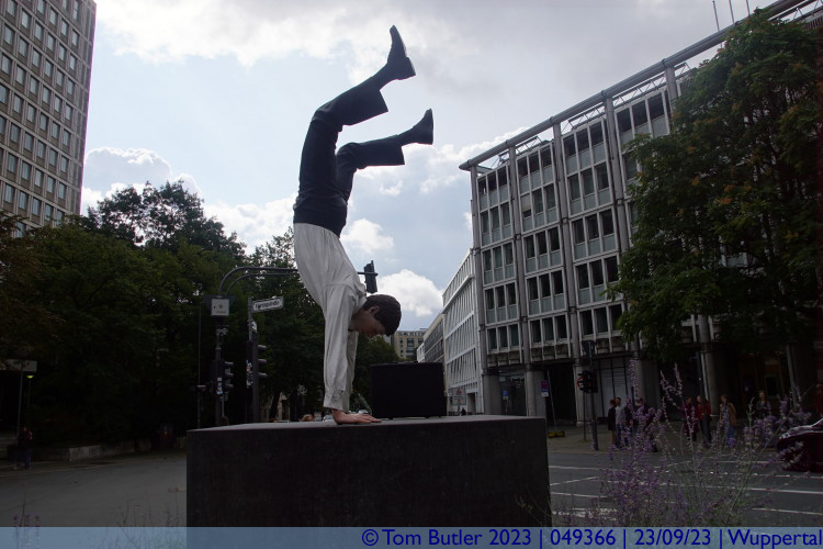 Photo ID: 049366, Statue in the city centre, Wuppertal, Germany
