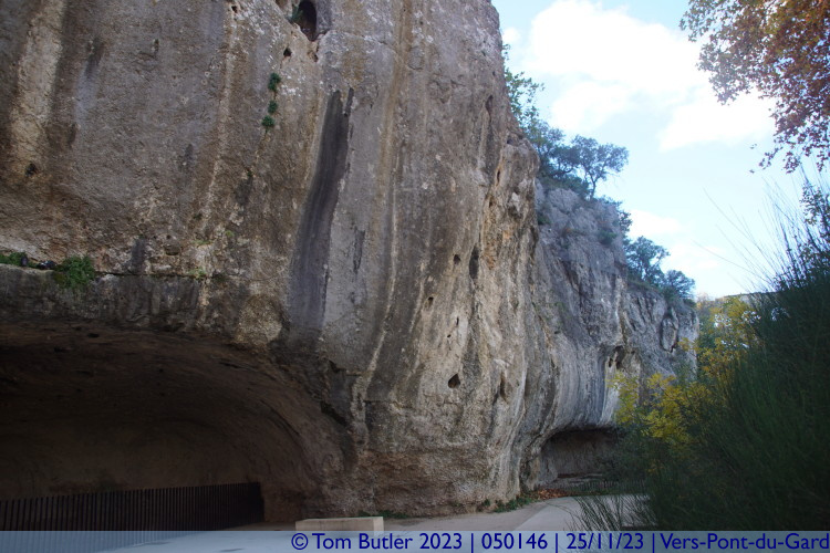 Photo ID: 050146, Cliffs by the river, Vers-Pont-du-Gard, France