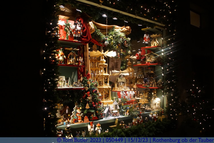 Photo ID: 050449, Christmas windows, Rothenburg ob der Tauber, Germany