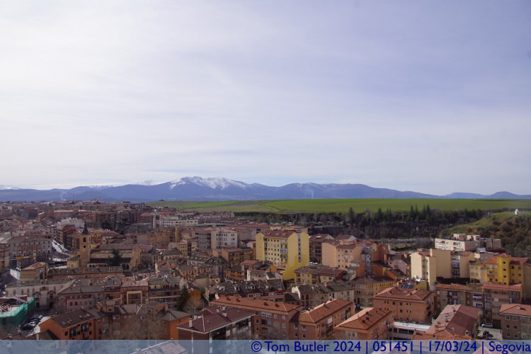 Photo ID: 051451, Green fields and snowcapped mountains, Segovia, Spain