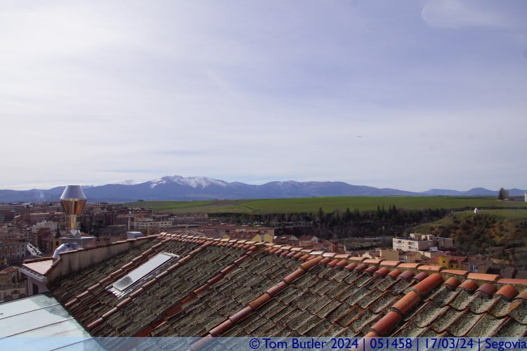 Photo ID: 051458, Rooftops and mountain peaks, Segovia, Spain