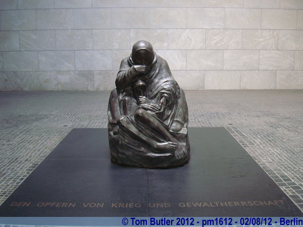Photo ID: pm1612, Mother with her dead son in the Neue Wache, Berlin, Germany